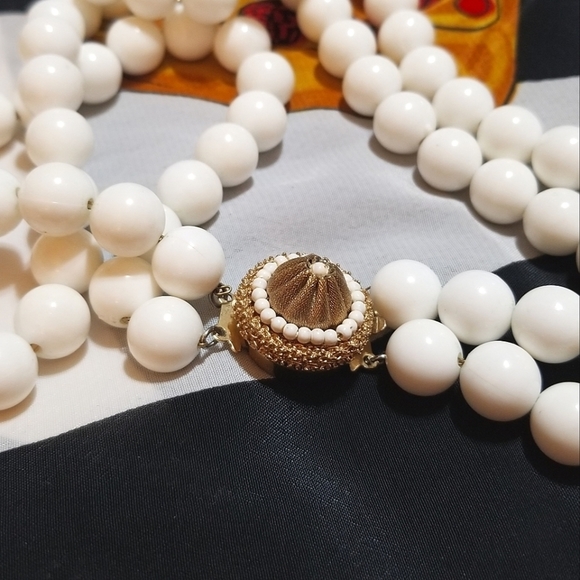 SCHIAPARELLI  Vintage White Lucite Necklace - Picture 5 of 8